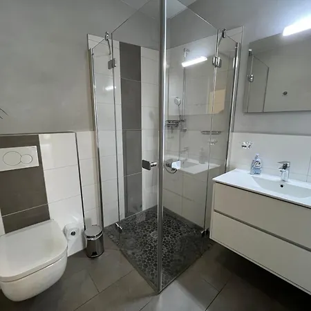1 Apartment *